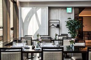 Daily buffet breakfast (KRW 67000 per person)