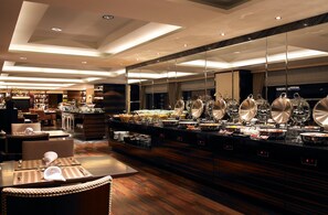 2 bars/lounges