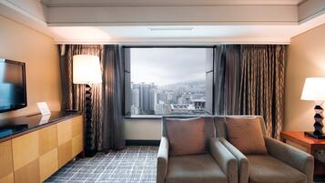 Suite junior (King Double / Club Lounge Access) | Zona de estar | Televisión LCD de 43 pulgadas con canales por cable, una televisión