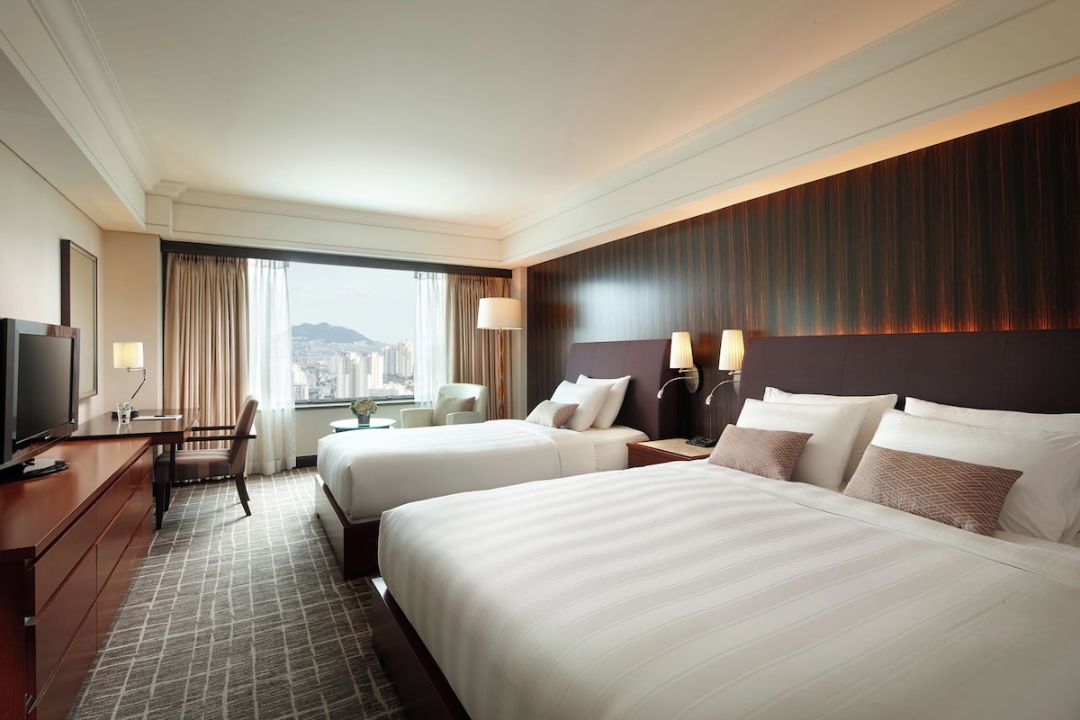 Premium bedding, down comforters, minibar, in-room safe
