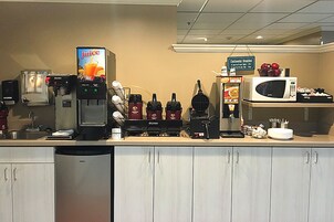 Kühlschrank, Mikrowelle, Wasserkocher mit Kaffee-/Teezubehör