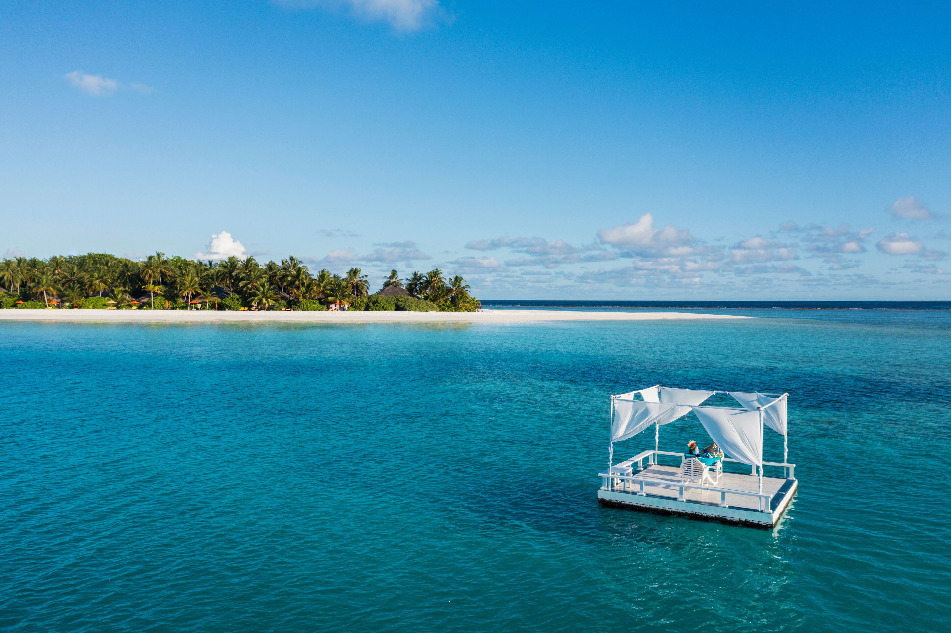 3 من المطاعم، حيث تُقدم وجبات الإفطار، الغداء، العشاء، الأطباق العالمية