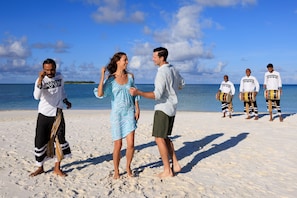 Beach nearby, white sand, beach towels, scuba diving