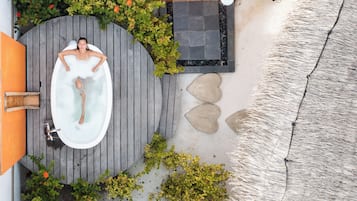 Villa Deluxe - privat pool - mot vattnet (Beachfront Infinity Pool Villa) | Bäddmadrasser, minibar och värdeförvaringsskåp på rummet