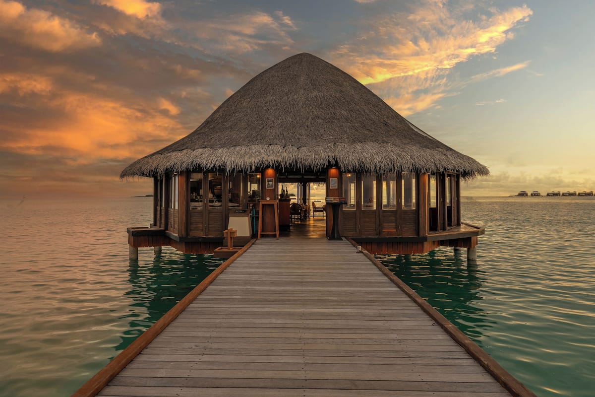 3 restaurants, breakfast, lunch, dinner served; international cuisine