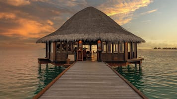 3 restaurants, breakfast, lunch, dinner served; international cuisine