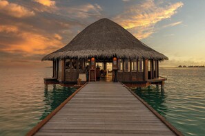 3 restaurants, breakfast, lunch, dinner served; international cuisine 