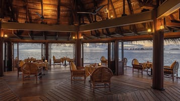 3 restaurantes; se sirve desayuno, almuerzo y cena; cocina internacional