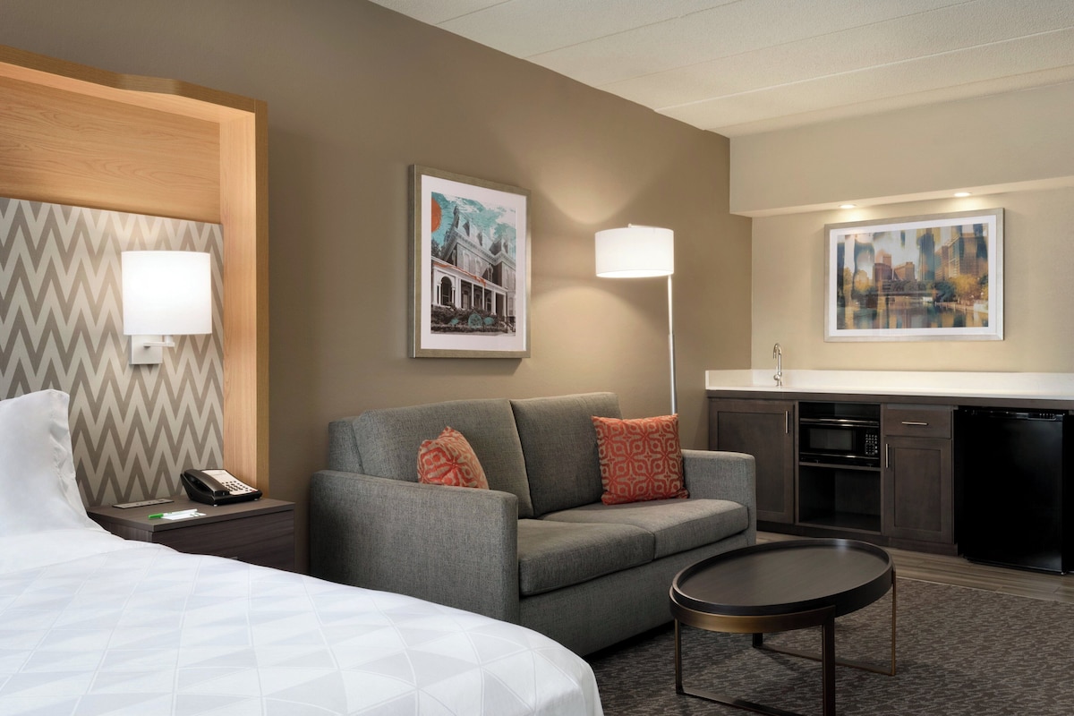 Pillow-top beds, desk, laptop workspace, blackout curtains