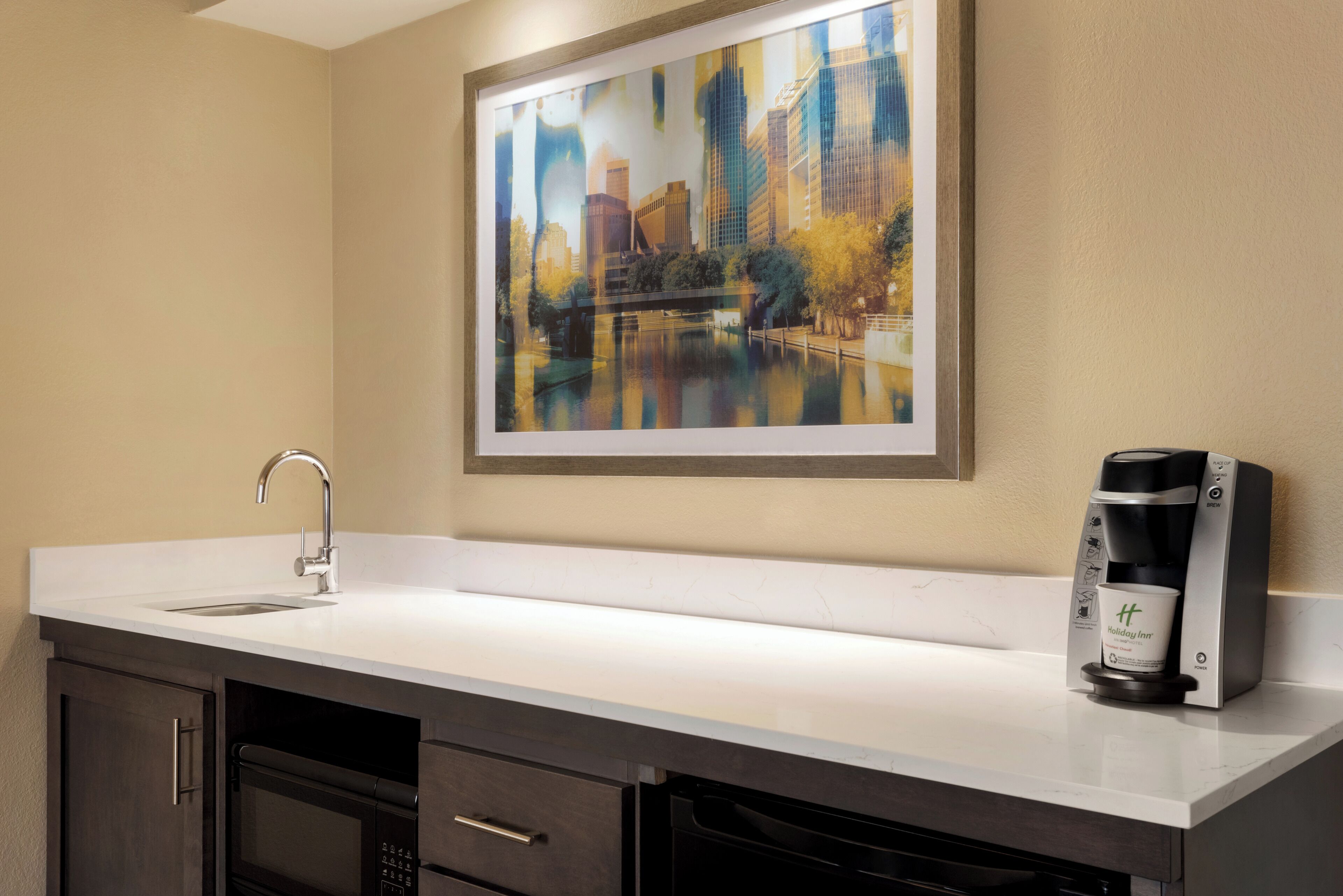 1 bedroom, pillow-top beds, desk, laptop workspace