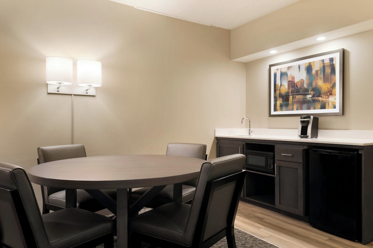 Suite, 1 King Bed | Pillow-top beds, desk, laptop workspace, blackout curtains