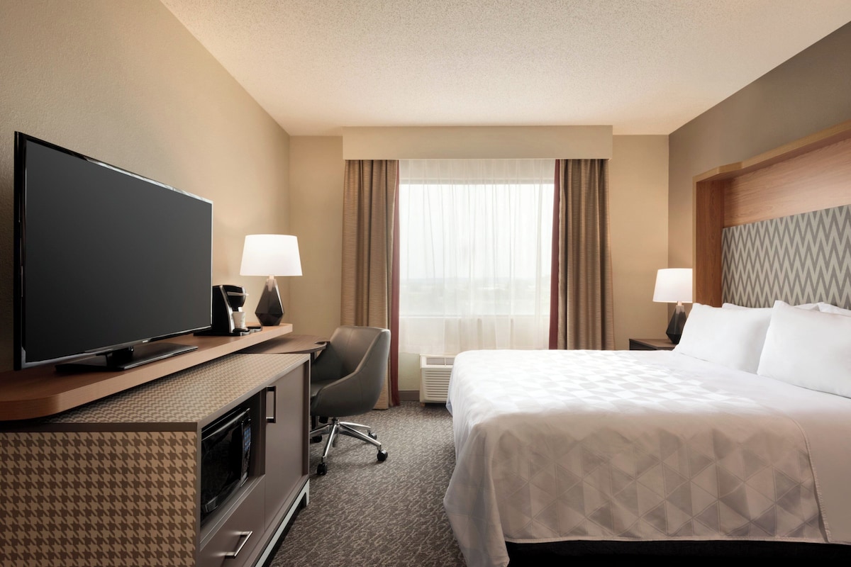 Pillow-top beds, desk, laptop workspace, blackout curtains