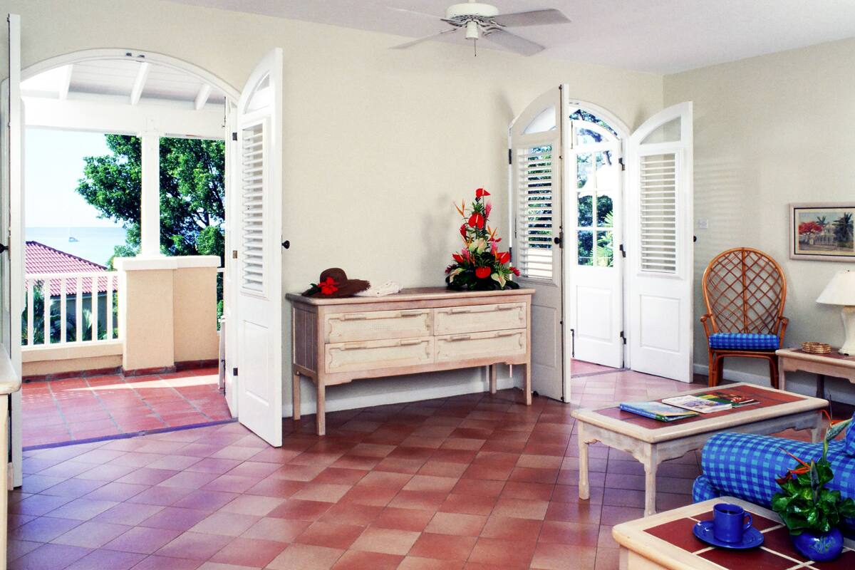 Caja de seguridad en la habitación, escritorio y cortinas blackout 