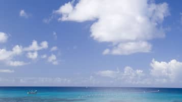 Na praia, espreguiçadeiras, toalhas de praia
