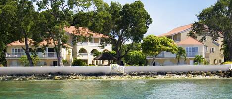 En la playa, camastros y toallas de playa