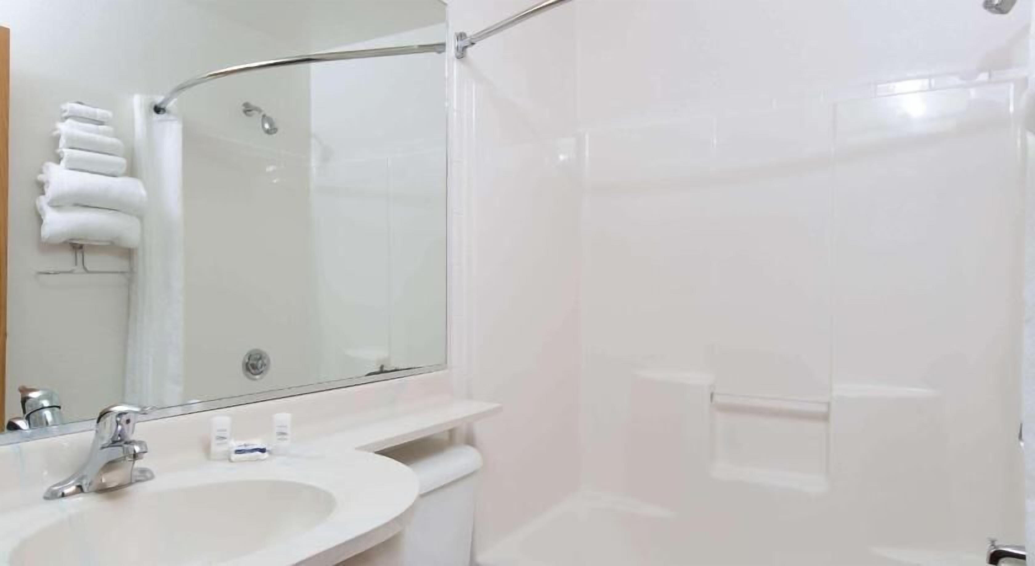 Baño | Tina con regadera, amenidades de baño gratuitas, secadora de cabello 