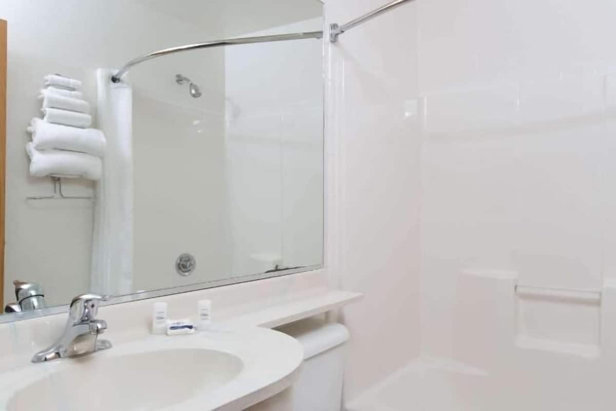 Baño | Tina con regadera, amenidades de baño gratuitas, secadora de cabello