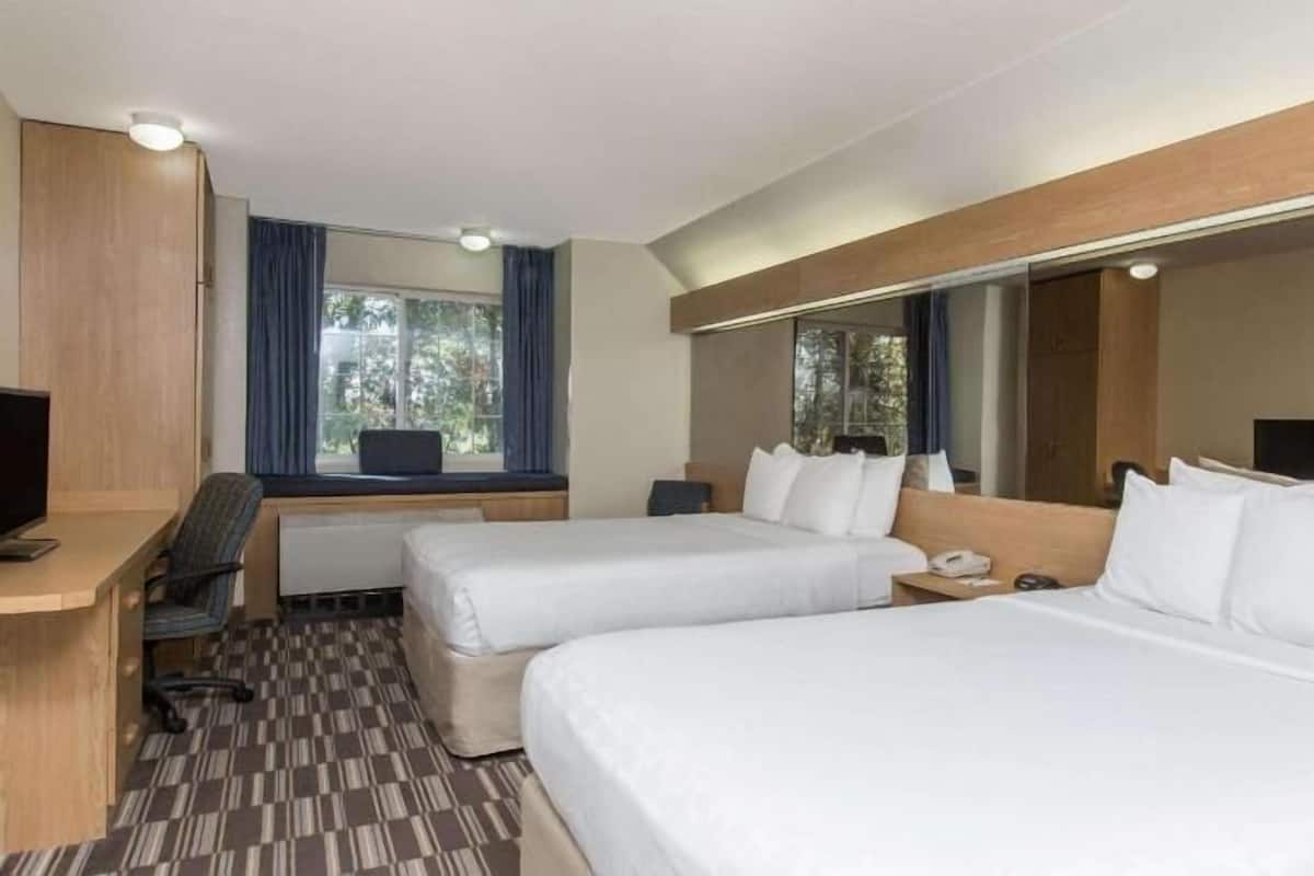 Ropa de cama de alta calidad y caja de seguridad en la habitación