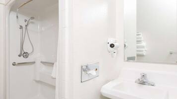 Bañera con ducha, artículos de tocador gratuitos, secador de pelo