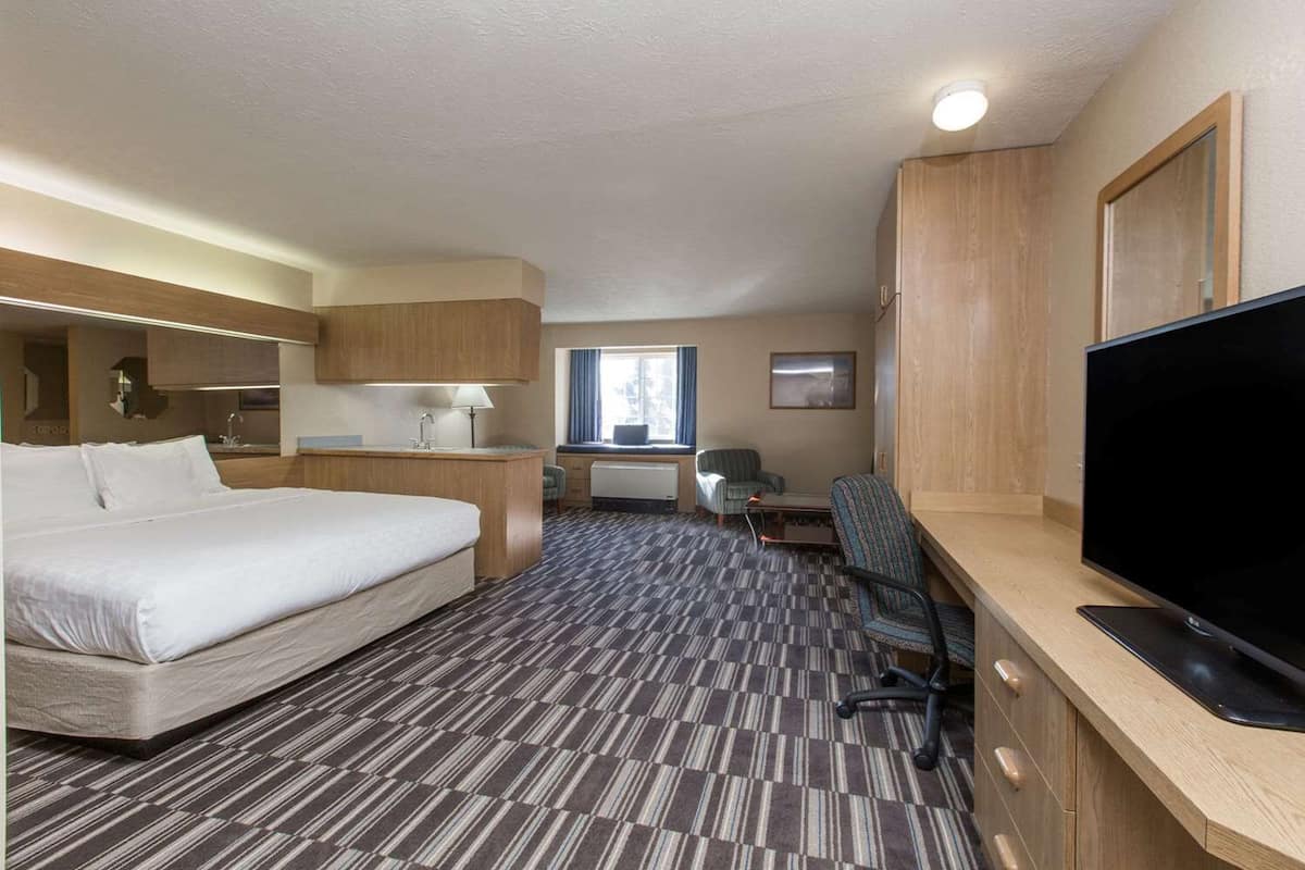 Premium bedding, in-room safe, individually furnished, desk