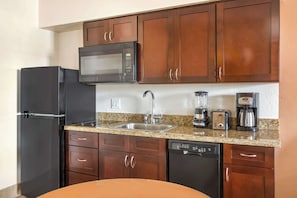 Full-size fridge, microwave, stovetop, dishwasher