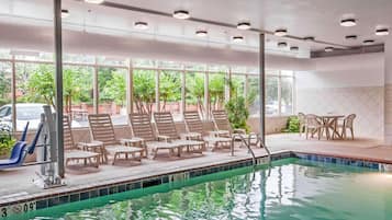 Piscina coperta, con ingresso dalle 06:00 alle 22:00, lettini