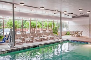 Piscine intérieure, accès possible de 6 h à 22 h, chaises longues