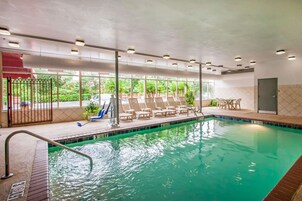 Piscina interna, funciona das 6h às 22h, espreguiçadeiras