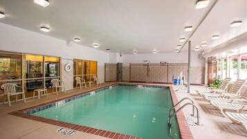 Indendørs pool, åben fra kl. 06.00 til kl. 22.00, liggestole