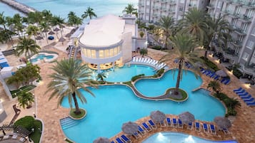 2 Außenpools, Sonnenschirme, Liegestühle