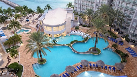 2 piscinas al aire libre, sombrillas, sillones reclinables de piscina. Divi Aruba Phoenix Beach Resort