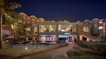 3 restaurants, breakfast, lunch, dinner served; American cuisine