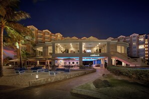 3 restaurants, breakfast, lunch, dinner served; American cuisine