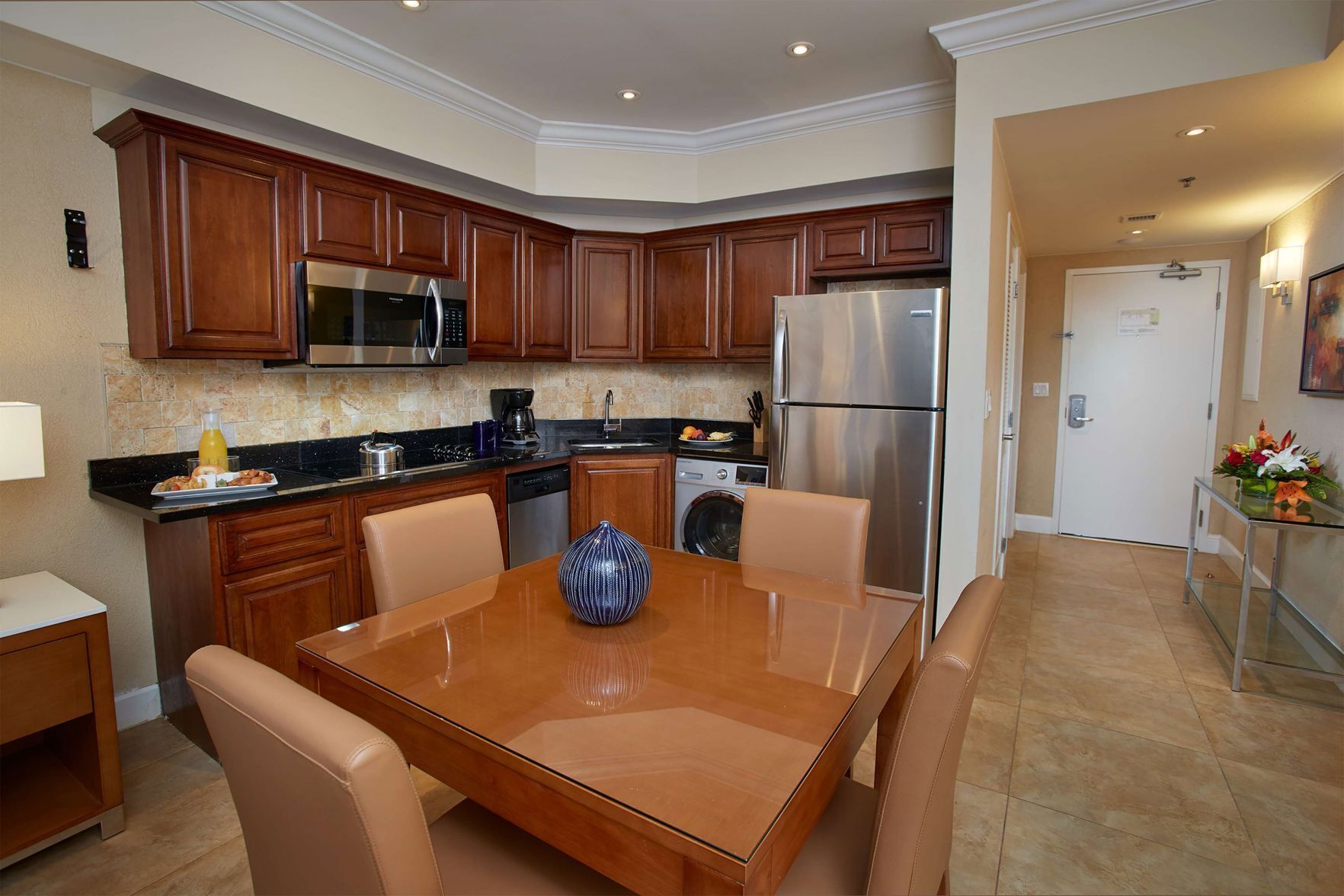 Private kitchen | Full-size fridge, microwave, stovetop, coffee/tea maker