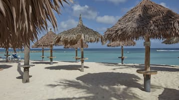 På stranden, gratis strandhytter, liggestole, parasoller