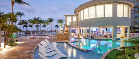 3 restaurants; breakfast, lunch, and dinner served
