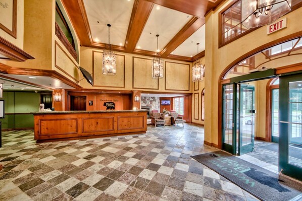 Lobby - Hearthstone Lodge by Bear Country (Sun Peaks)