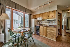 Loft, 1 grand lit et 1 canapé-lit | Cuisine privée | Réfrigérateur grande capacité avec congélateur, four à micro-ondes