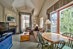 Lofted Studio Queen | In-room dining - Hearthstone Lodge by Bear Country (Sun Peaks)