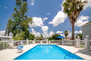 Una piscina al aire libre de temporada