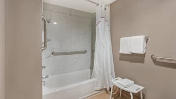 Deluxe-værelse - 1 queensize-seng - handicapvenligt - ikke-ryger | Badeværelse | Håndklæder, Sæbe, Shampoo, Toiletpapir