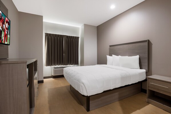 Deluxe Room, 1 Queen Bed, Accessible, Non Smoking (Roll-In Shower) | Desk, laptop workspace, blackout curtains, free WiFi - Red Roof Inn Sulphur (Sulphur)