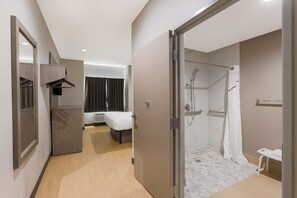 Habitación Deluxe, 1 cama de matrimonio, accesible para personas con discapacidad (Roll-In Shower) | Caja fuerte, escritorio, espacio para trabajar con un portátil