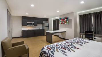 Deluxe Room, 1 King Bed, Non Smoking, Kitchen | Private kitchen | Microwave