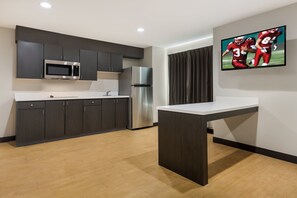 Deluxe Room, 1 King Bed, Non Smoking, Kitchen | Desk, laptop workspace, blackout drapes, free WiFi