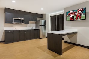 Deluxe Room, 1 King Bed, Non Smoking, Kitchen | Desk, laptop workspace, blackout curtains, free WiFi
