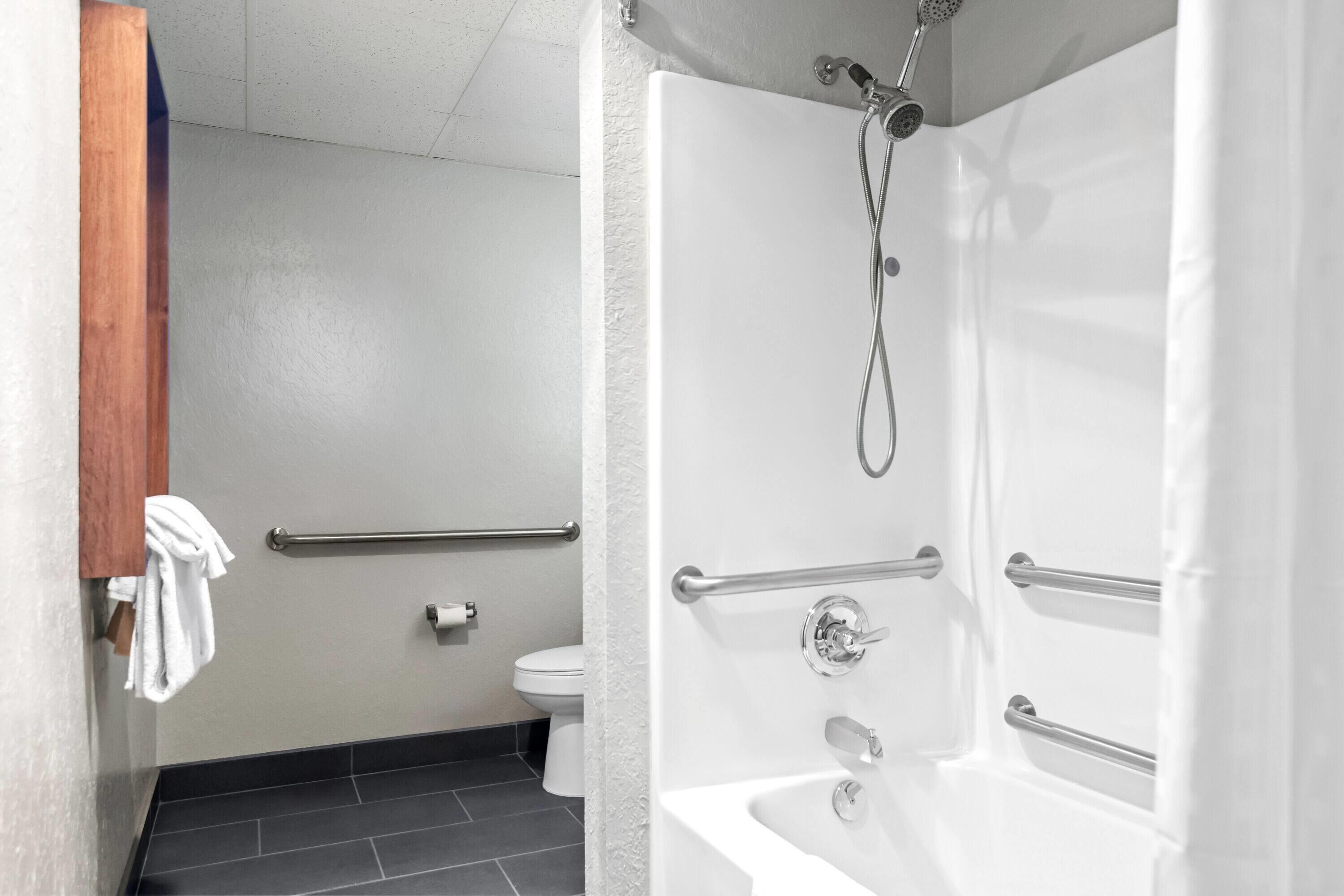 2 Queen Beds, Mobility Accessible, Bathtub w/Grab BarsNon-Smoking | ห้องน้ำสำหรับผู้พิการหรือทุพพลภาพ และคนชรา
