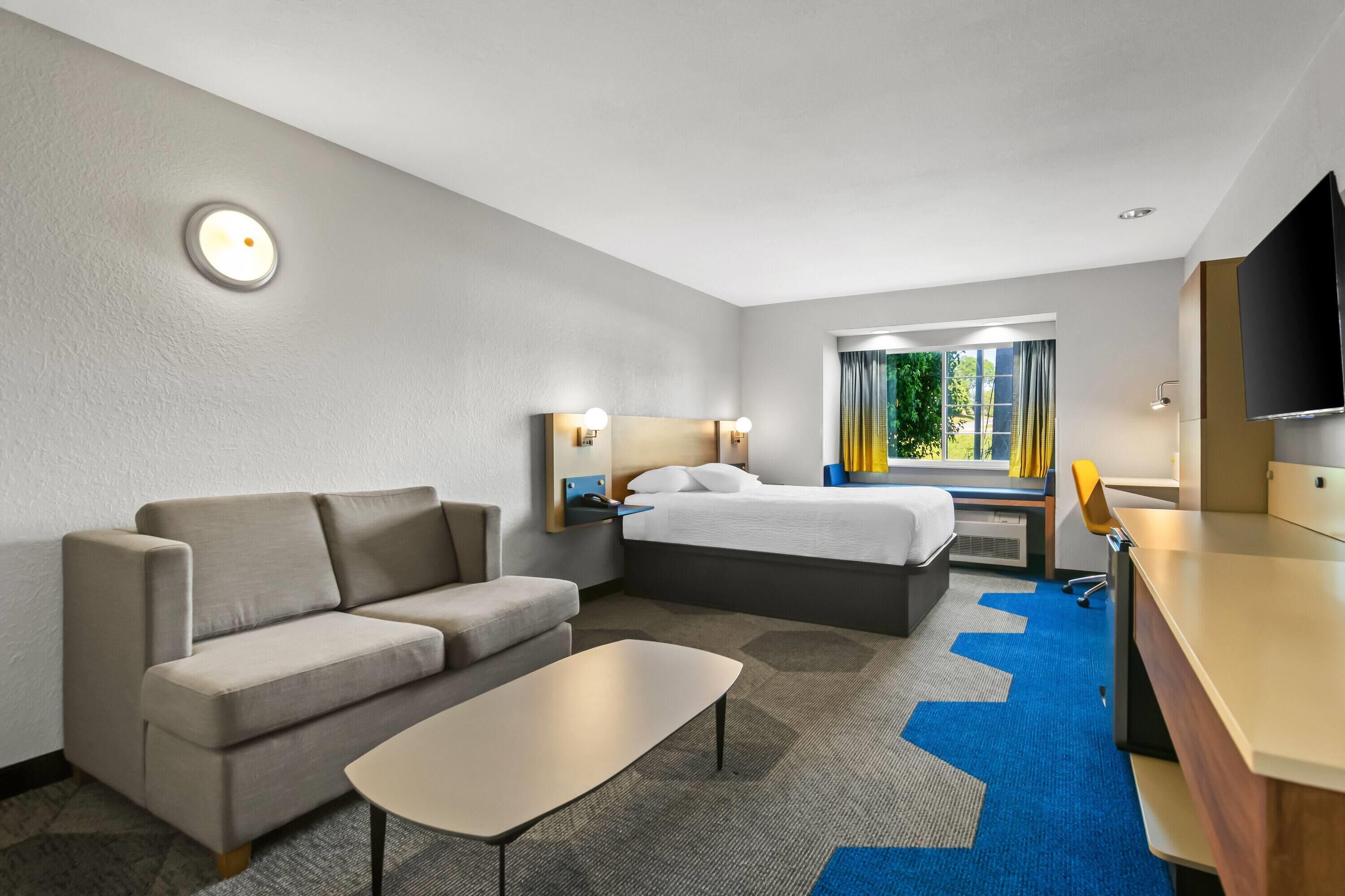1 Queen Beds, Mobility Accessible, Suite, Bathtub w/Grab Bars, Non-Smoking | Desk, blackout drapes, free WiFi, bed sheets