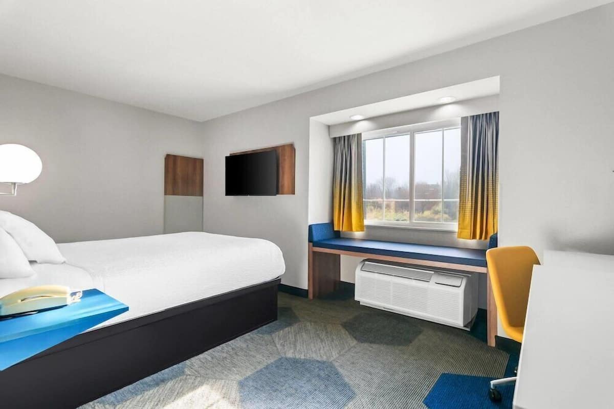 Desk, blackout drapes, free WiFi, bed sheets