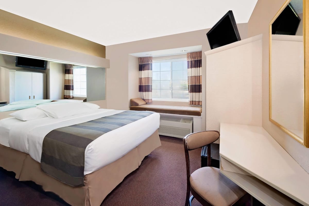 Escritorio, cortinas blackout, wifi gratis y ropa de cama